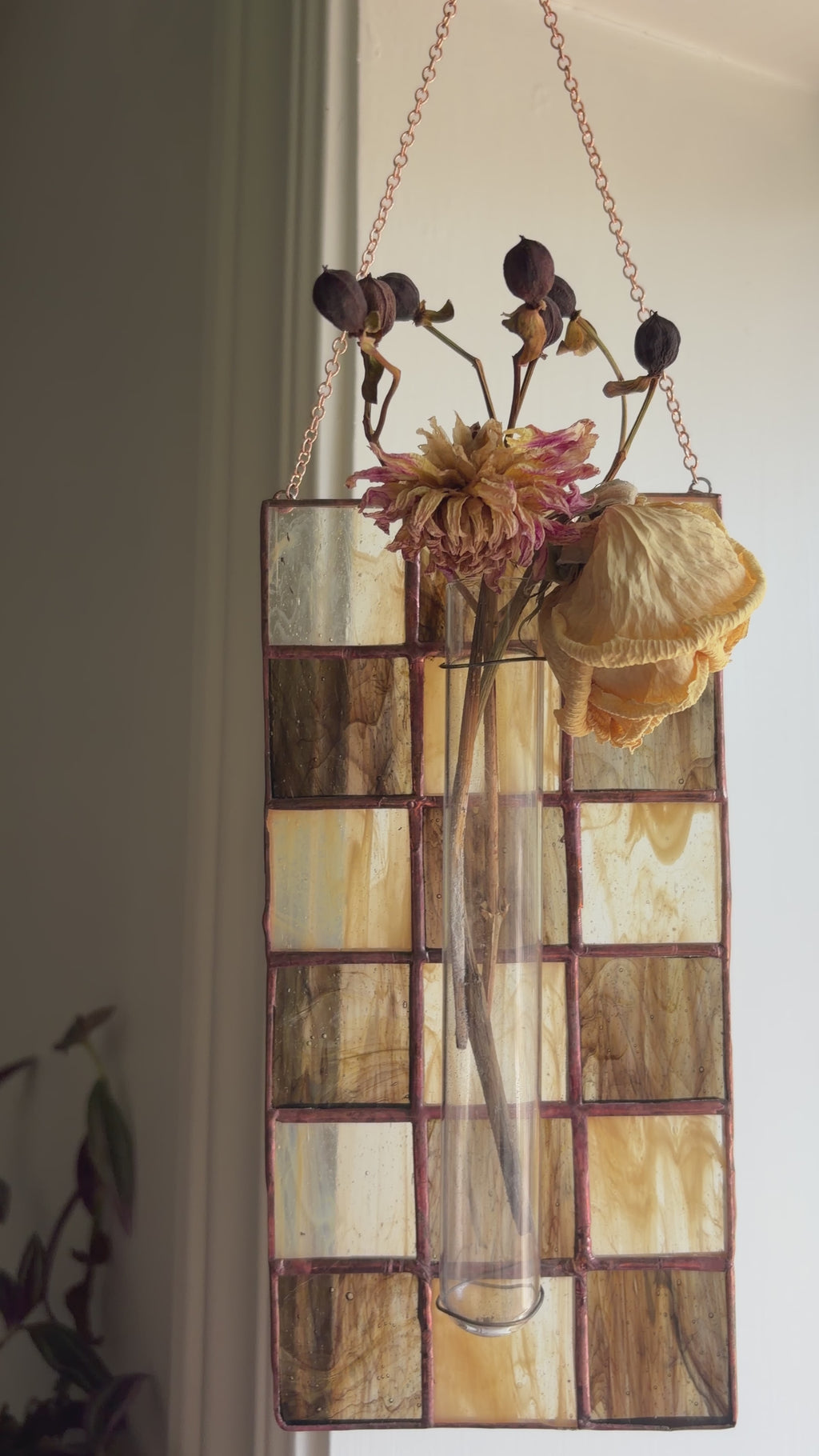 Sandy Checkered Hanging Flower Holder